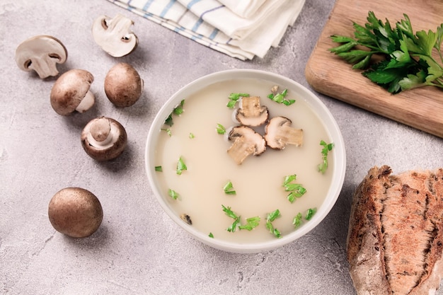Zuppa di funghi fatta in casa in una ciotola su sfondo grigio Cibo delizioso