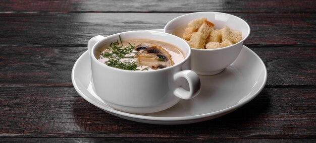 Zuppa di funghi. Fatto in casa con funghi interi e affettati