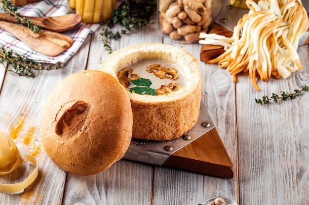 Zuppa di funghi gourmet in una ciotola di pane