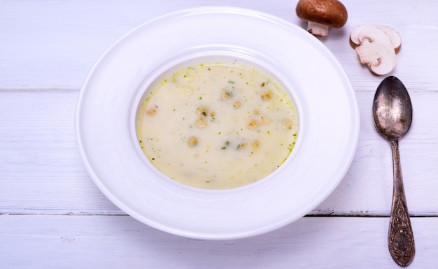 Zuppa di funghi in un piatto rotondo bianco