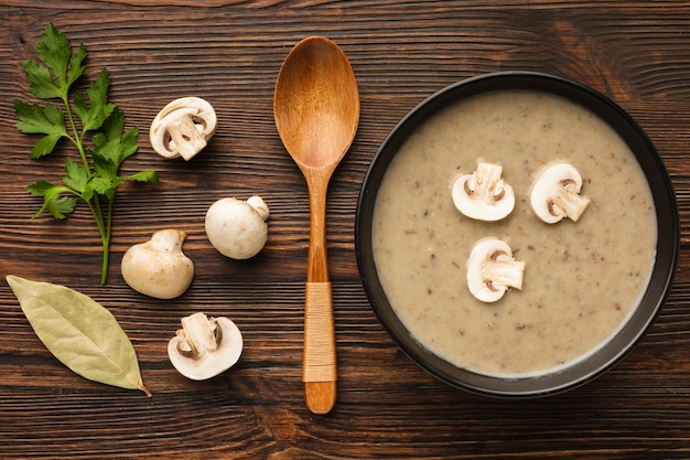 Zuppa di funghi piatta con cucchiaio