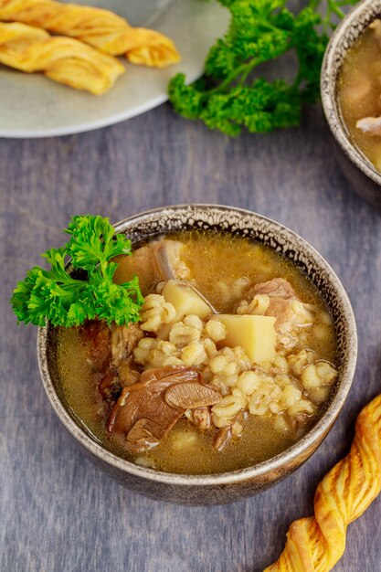 Zuppa di funghi Portobello con patate e orzo perlato. Avvicinamento.