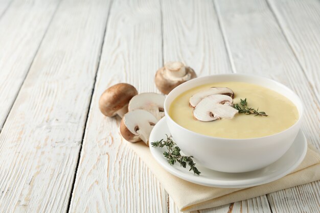 Zuppa di funghi su legno, spazio per il testo