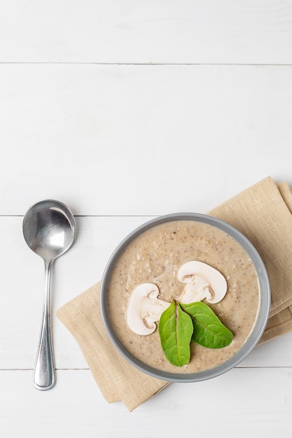 Zuppa di funghi su una superficie di legno