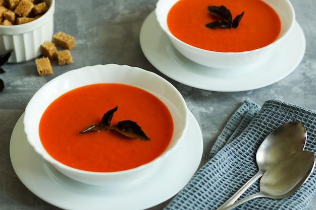 Zuppa di gaspacho in ciotole bianche