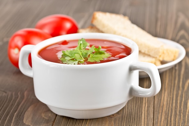 Zuppa di gazpacho al pomodoro e due fette di pane