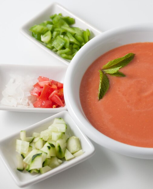 Zuppa di gazpacho con contorni