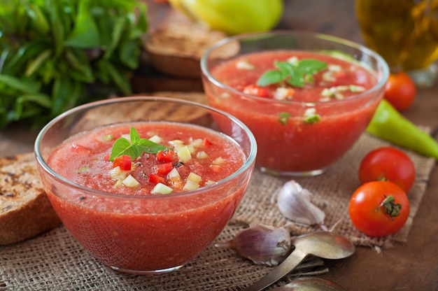 Zuppa di gazpacho di pomodoro con pepe e aglio