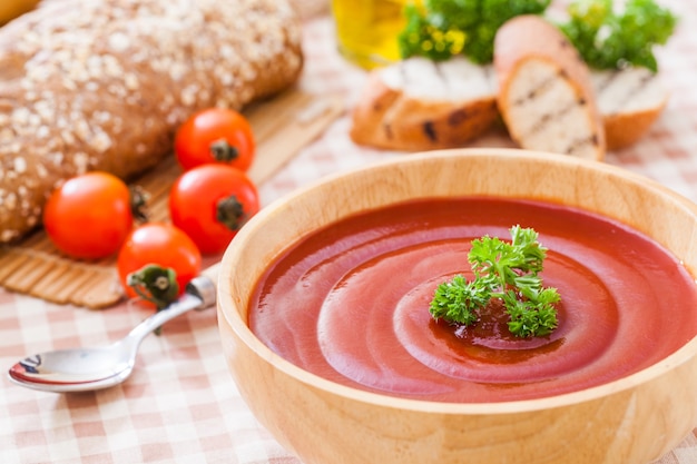 Zuppa di gazpacho di pomodoro con pomodori, cucina spagnola