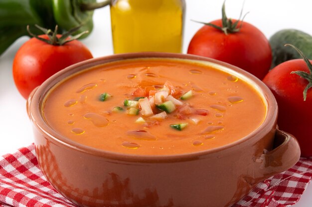 Zuppa di gazpacho in pentola di coccio isolata.