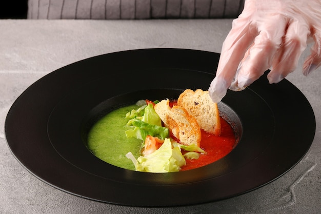 Zuppa di gazpacho pomodori e zuppa di cetrioli verdi con insalata e gamberetti