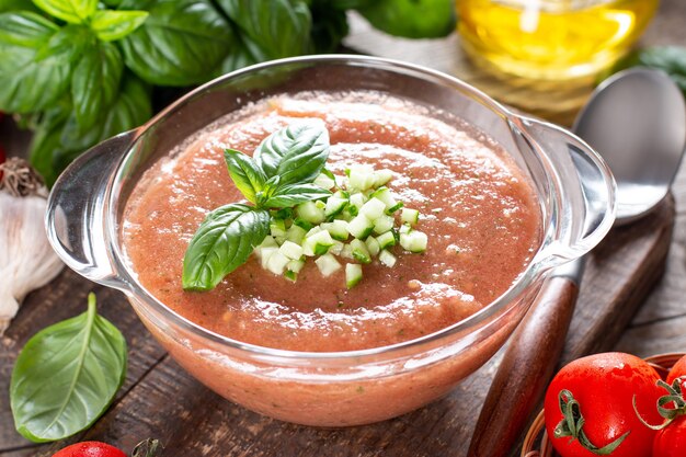 Zuppa di gazpacho. Zuppa di pomodoro fredda spagnola tradizionale di verdure crude fresche con ingredienti da cucina su un tavolo di legno