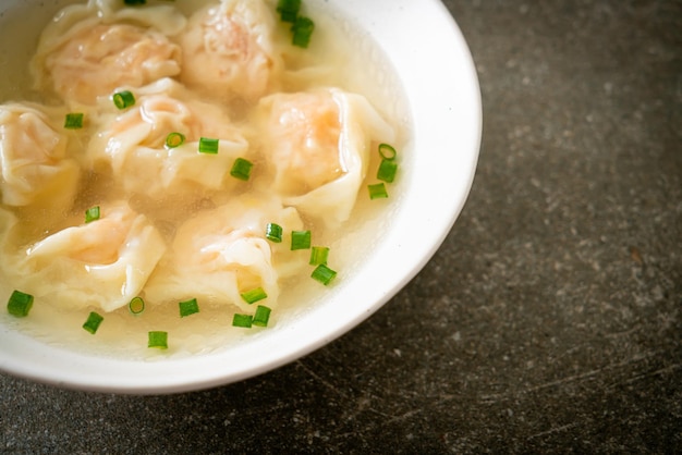 zuppa di gnocchi di gamberi in una ciotola bianca - stile asiatico