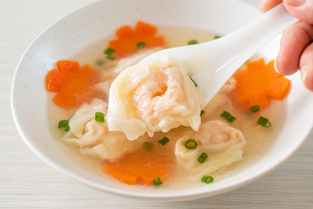 zuppa di gnocchi di gamberi in una ciotola bianca - stile asiatico