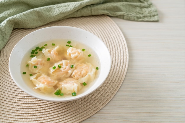 Zuppa di gnocchi di gamberi in una ciotola bianca