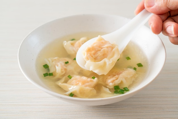 Zuppa di gnocchi di gamberi in una ciotola bianca