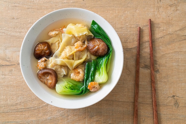 Zuppa di gnocchi di maiale con gamberi e verdure