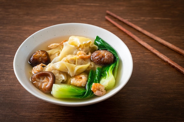 Zuppa di gnocchi di maiale con gamberi e verdure