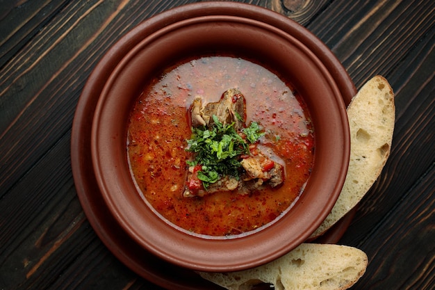 Zuppa di Kharcho con pane di carne ed erbe aromatiche