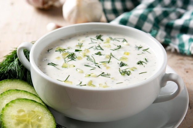 Zuppa di latte acido di tarator bulgaro in una ciotola sul tavolo di legno