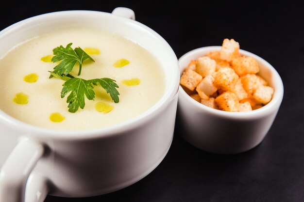 Zuppa di latte con cracker su fondo nero