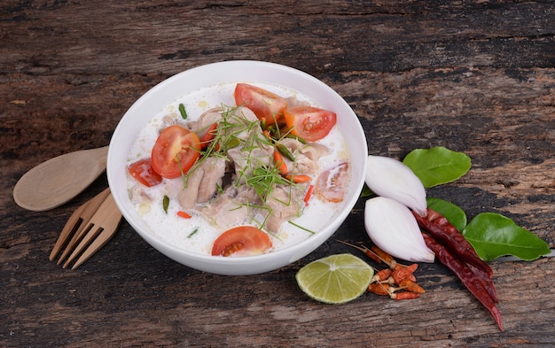 Zuppa di latte di cocco in stile thailandese con pollo, (Tom Kha Gai)