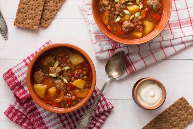 Zuppa di lenticchie con polpette di carne e pepe