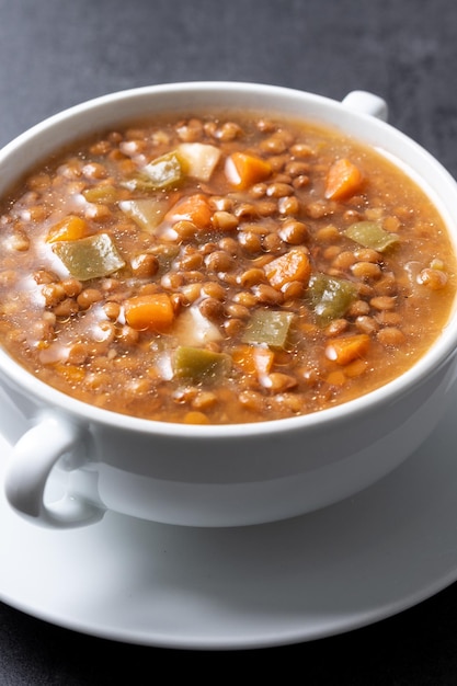 Zuppa di lenticchie con verdure in ciotola isolata su sfondo bianco