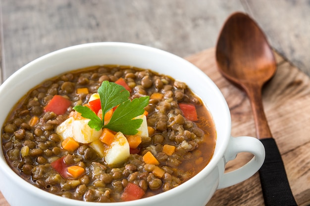 Zuppa di lenticchie in una ciotola