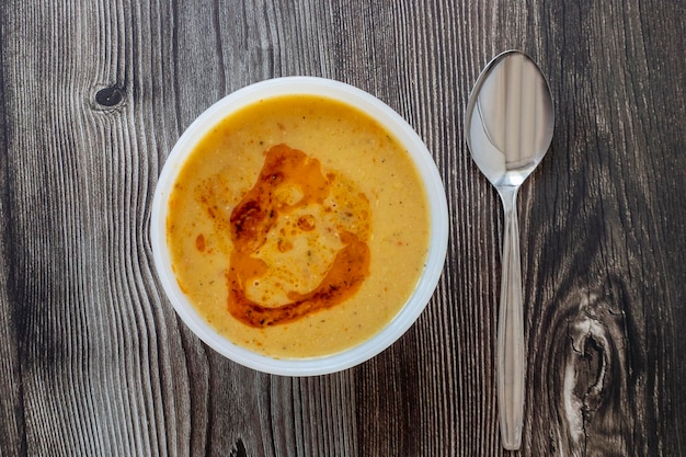 Zuppa di lenticchie rosse. Cibo tradizionale mediorientale