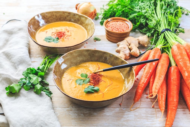 Zuppa di lenticchie rosse fatta in casa con carote, zenzero e latte di cocco