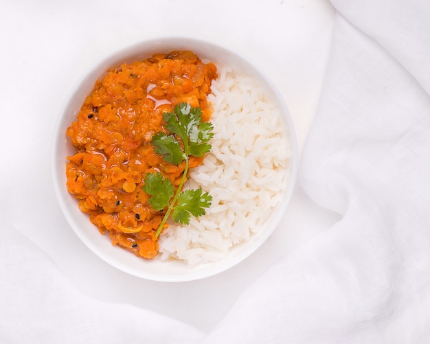 Zuppa di lenticchie rosse indiano Dhal con riso in un piatto