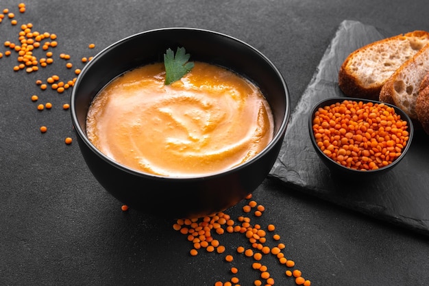 Zuppa di lenticchie rosse su sfondo scuro vista dall'alto tradizionale cucina mediorientale turca del ramadan veg