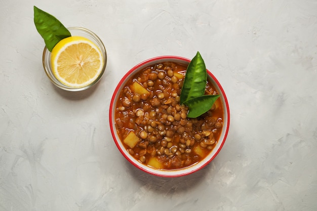 Zuppa di lenticchie. Zuppa persiana di Adasi con lenticchie.