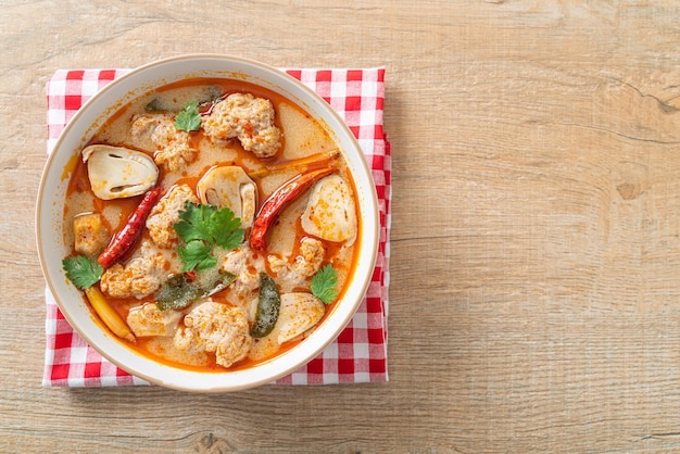 zuppa di maiale bollita piccante con funghi - Tom Yum - Asian food style