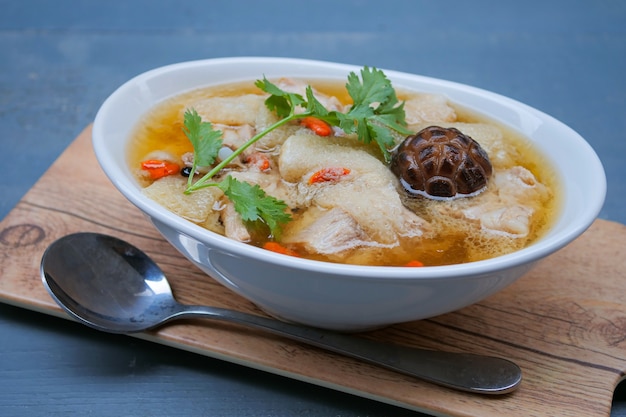 Zuppa di maiale brasata con erbe cinesi e bambù, zuppa di funghi di bambù