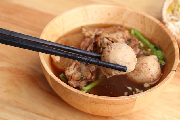 Zuppa di maiale in umido con polpette di carne