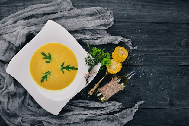 Zuppa di mais Cibo sano Su una superficie di legno Vista dall'alto Spazio libero per il testo