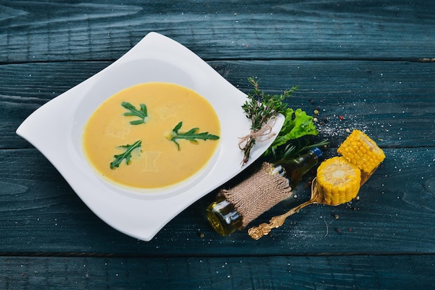 Zuppa di mais Cibo sano Su una superficie di legno Vista dall'alto Spazio libero per il testo