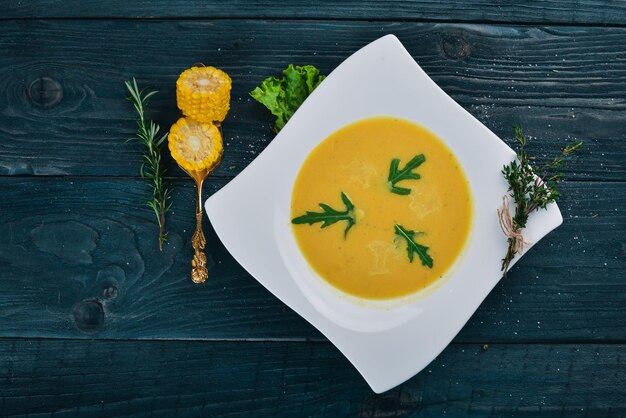 Zuppa di mais Cibo sano Su una superficie di legno Vista dall'alto Spazio libero per il testo