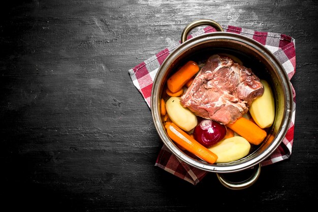 Zuppa di manzo, carote e patate fresche in padella