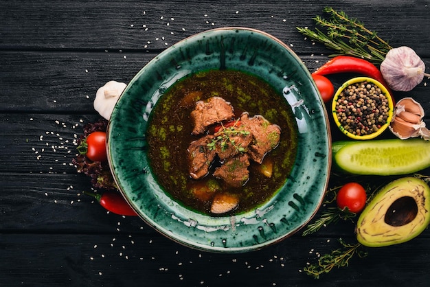 Zuppa di manzo e verdure Vista dall'alto su sfondo di legno nero Copia spazio