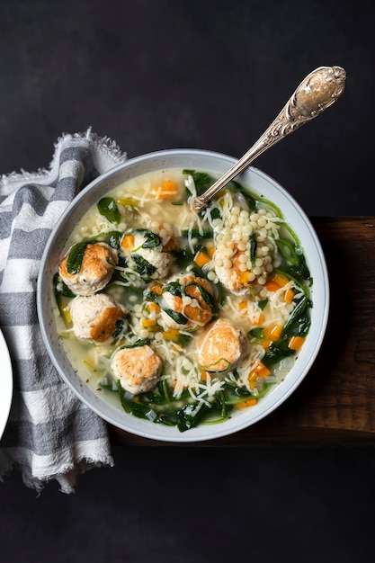 Zuppa di matrimonio italiana con polpette di carne, spinaci e pasta ptitim