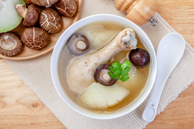 Zuppa di melone d&#39;inverno con pollo e funghi