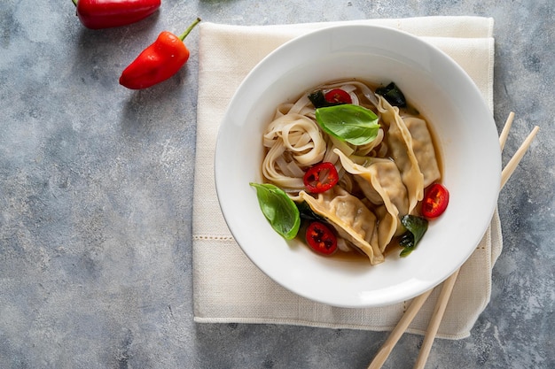 Zuppa di miso con gnocchi e spaghetti di riso nello spazio bianco della copia della ciotola