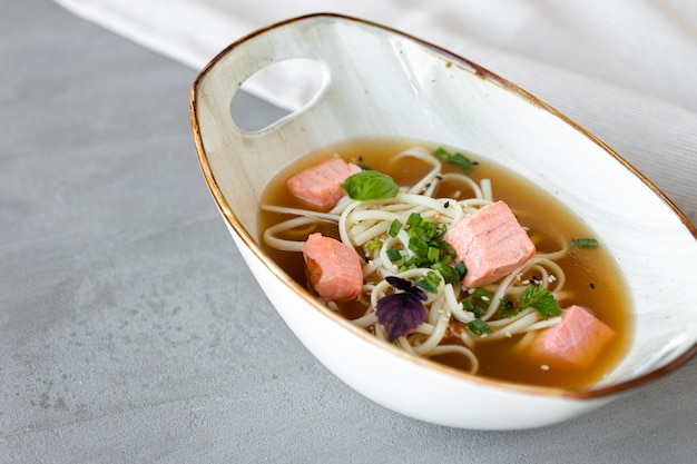 Zuppa di miso giapponese con salmone e tofu