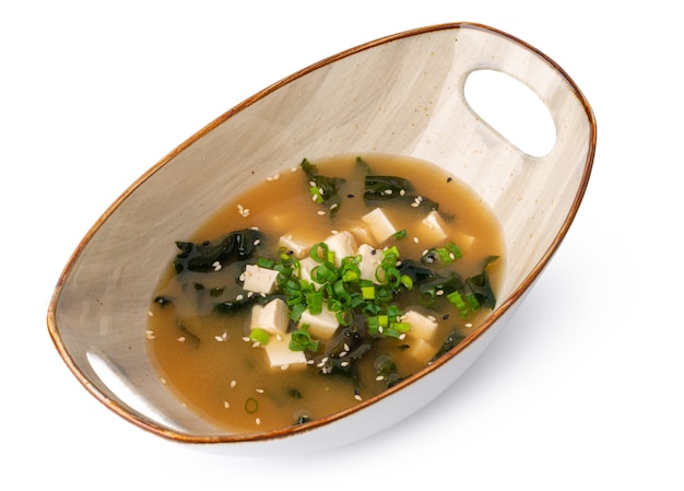 Zuppa di miso giapponese in una ciotola isolata su bianco