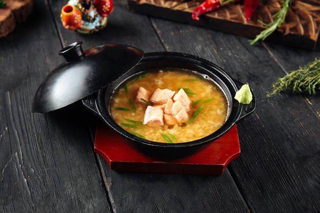 Zuppa di miso ishikari appetitosa con salmone