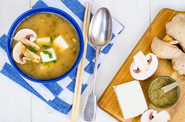 Zuppa di miso vegetariana con tofu e funghi.