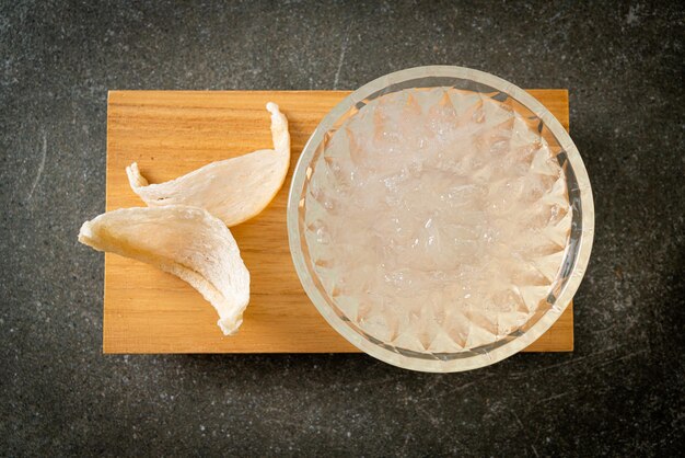 Zuppa di nido d'uccello commestibile in ciotola di vetro - Stile alimentare sano